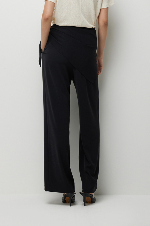 https://img.benettonmall.com/PARTS/KS/26F/SAPT10641BK_MB_D2.jpg?cb=1789410927