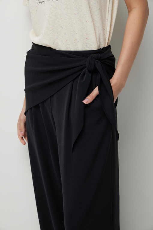 https://img.benettonmall.com/PARTS/KS/26F/SAPT10641BK_MB_D3.jpg?cb=1789410927