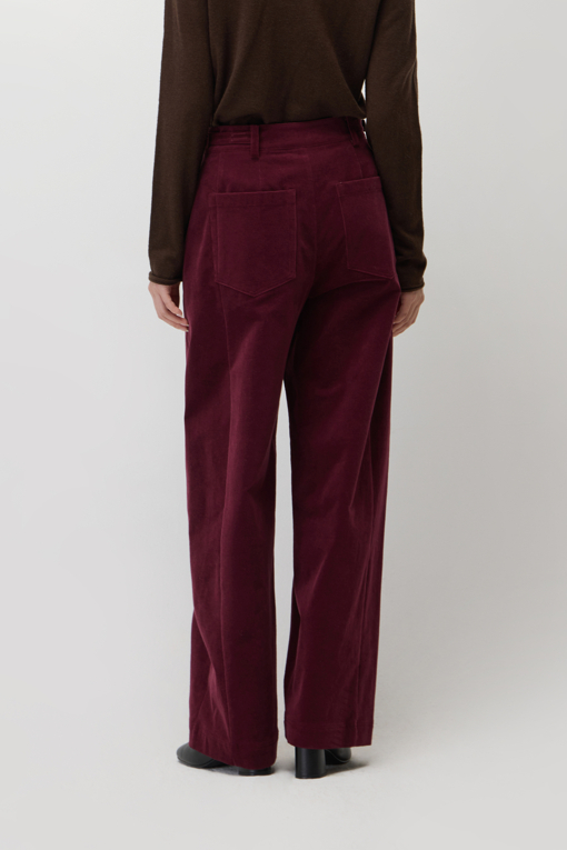 https://img.benettonmall.com/PARTS/KS/26F/SAPT41661WI_MB_M2.jpg?cb=1793028892