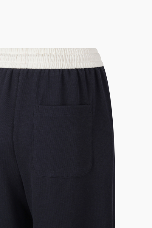 https://img.benettonmall.com/PARTS/KS/26F/SAPTE1641DN_MB_D15.jpg?cb=1787100377