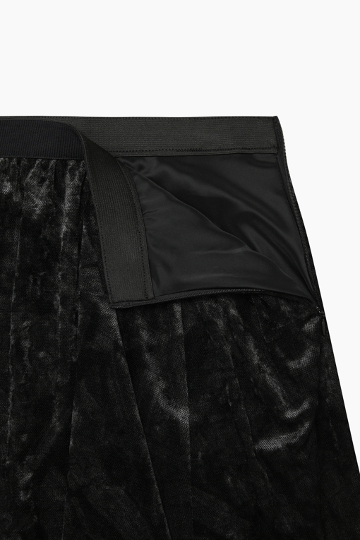 https://img.benettonmall.com/PARTS/KS/26F/SASK37661BK_MB_D4.jpg?cb=1789983961
