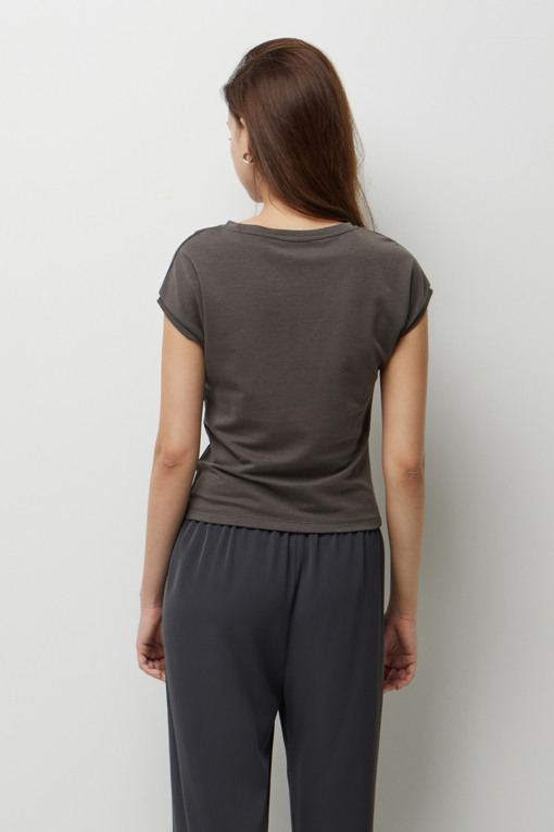 https://img.benettonmall.com/PARTS/KS/26F/SATSE1641CG_MB_D2.jpg?cb=1787100377
