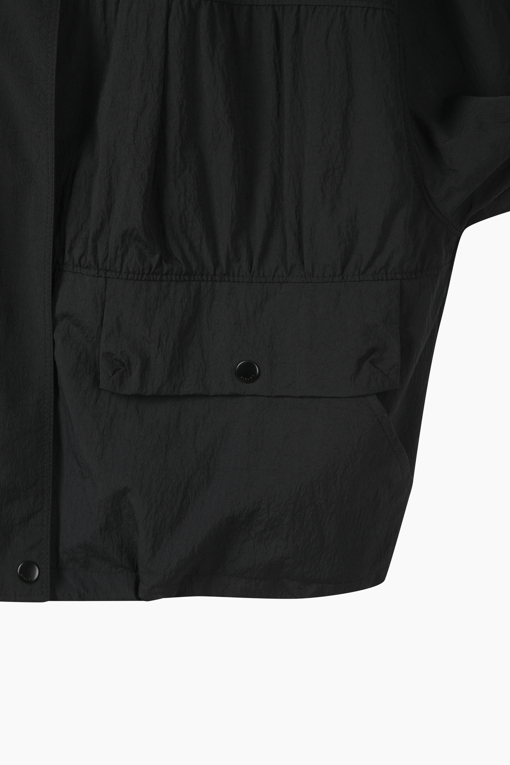 https://img.benettonmall.com/PARTS/KS/26S/SAJP35631BK_MB_D13.jpg?cb=1782918151