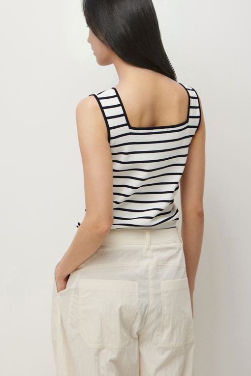 https://img.benettonmall.com/PARTS/KS/26S/SAKP42631IV_MB_D4.jpg?cb=1782918151