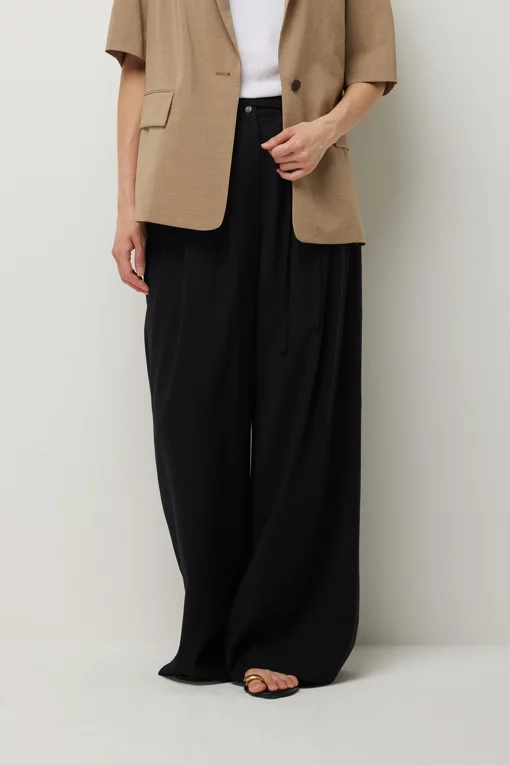 https://img.benettonmall.com/PARTS/KS/26S/SAPT37631BK_MB.jpg?cb=1781170995