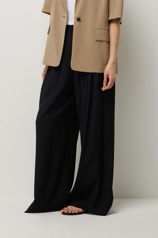 https://img.benettonmall.com/PARTS/KS/26S/SAPT37631BK_MB_D1.jpg?cb=1781170995