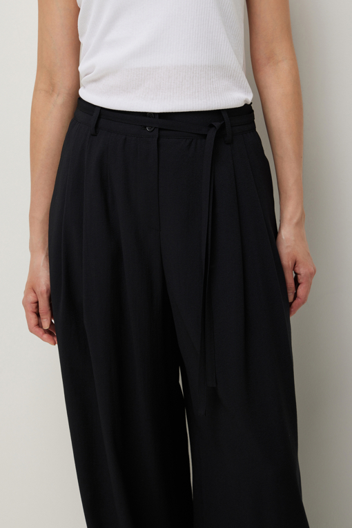 https://img.benettonmall.com/PARTS/KS/26S/SAPT37631BK_MB_D3.jpg?cb=1781170995