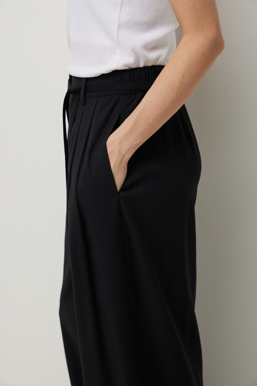 https://img.benettonmall.com/PARTS/KS/26S/SAPT37631BK_MB_D4.jpg?cb=1781170995