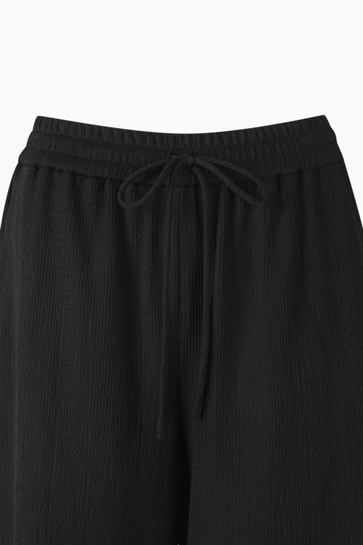 https://img.benettonmall.com/PARTS/KS/26S/SAPT42631BK_MB_D12.jpg?cb=1782918151