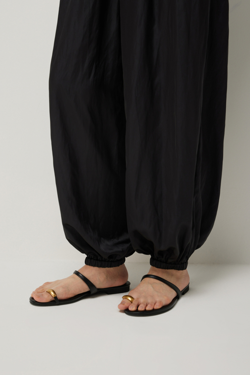 https://img.benettonmall.com/PARTS/KS/26S/SAPT43631BK_MB_D4.jpg?cb=1782918151