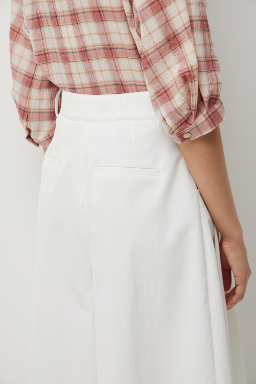 https://img.benettonmall.com/PARTS/KS/26S/SAPT45631WH_MB_D4.jpg?cb=1782918151