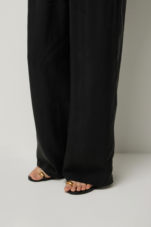 https://img.benettonmall.com/PARTS/KS/26S/SAPT47631BK_MB_D4.jpg?cb=1782918151