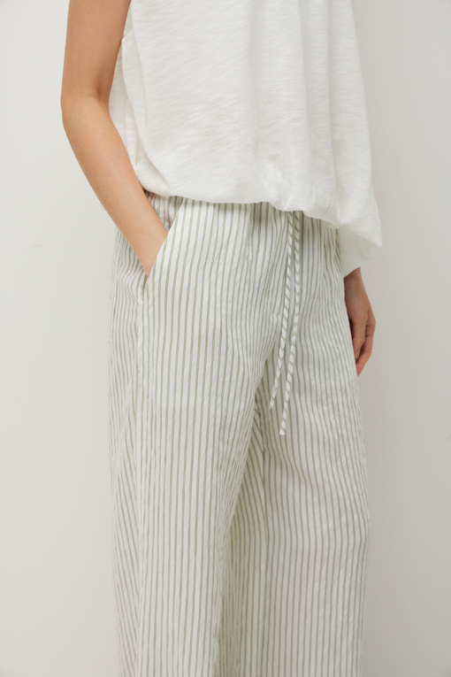 https://img.benettonmall.com/PARTS/KS/26S/SAPT52631GN_MB_D4.jpg?cb=1781170995