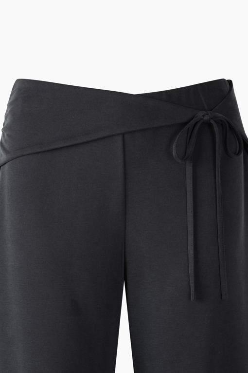 https://img.benettonmall.com/PARTS/KS/26S/SAPTE3631BK_MB_D12.jpg?cb=1777643535