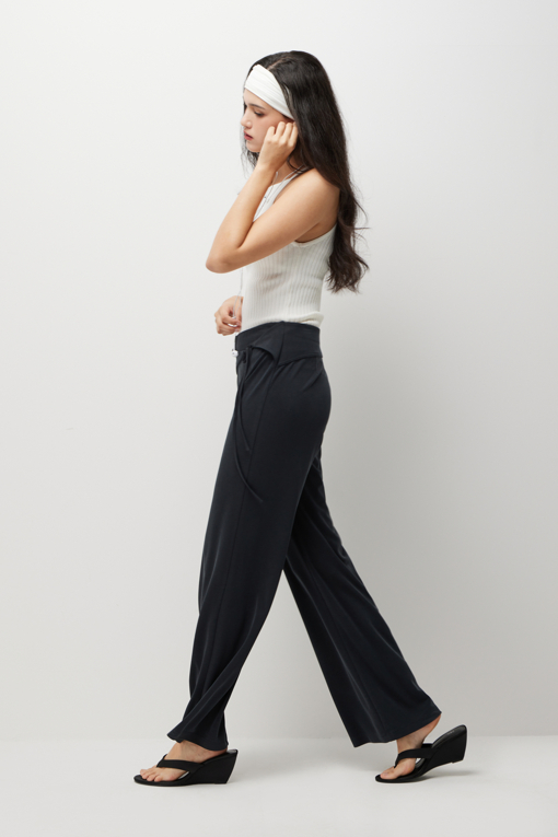 https://img.benettonmall.com/PARTS/KS/26S/SAPTE3631BK_MB_D7.jpg?cb=1777643535