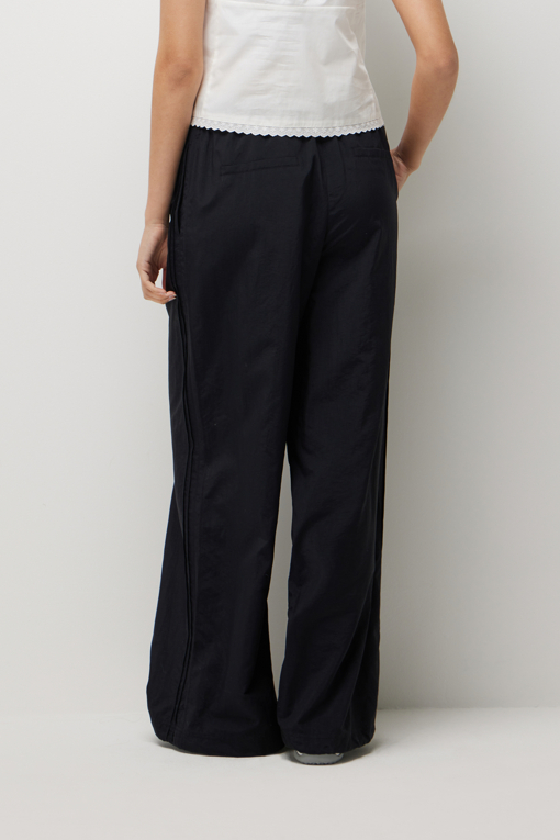 https://img.benettonmall.com/PARTS/KS/26S/SAPTE4631BK_MB_D3.jpg?cb=1778668868