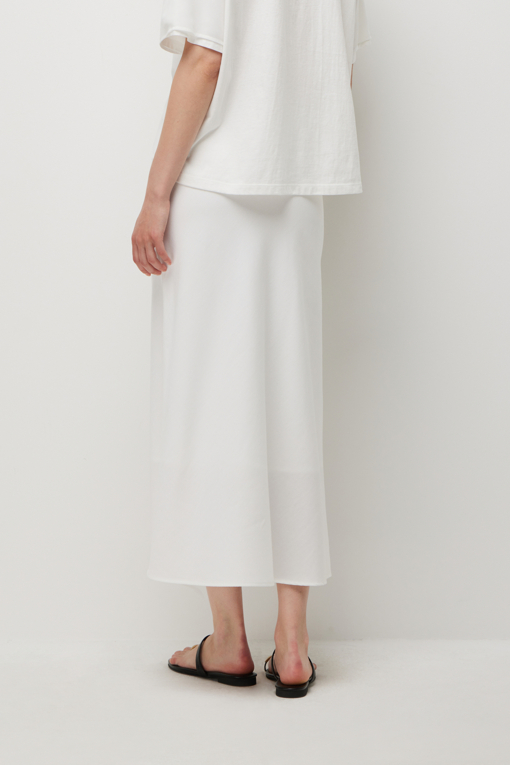 https://img.benettonmall.com/PARTS/KS/26S/SASK35631WH_MB_D3.jpg?cb=1782918151