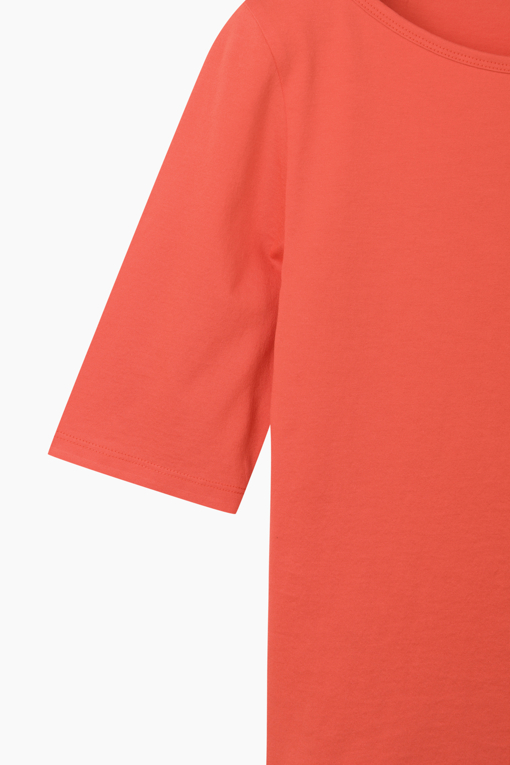 https://img.benettonmall.com/PARTS/KS/26S/SATSE5631RD_MB_D13.jpg?cb=1778668868