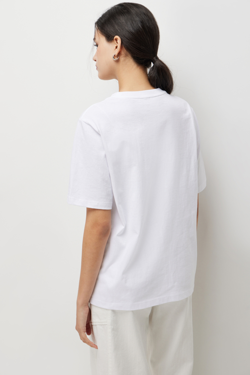 https://img.benettonmall.com/PARTS/KS/26S/SATSE6631WH_MB_D4.jpg?cb=1778668868