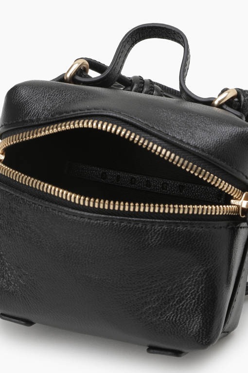 https://img.benettonmall.com/PARTS/KS/26S/SCBG02611BK_MB_D4.jpg?cb=1782918151
